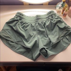 Lulu lemon 2.5 hotty hot shorts